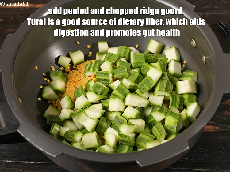 स्टेप 4 – २ कप&nbsp;छिली और&nbsp;<a href=""https://www.tarladalal.com/glossary-chopped-ridge-gourd-hindi-354i"">कटी हुई तुरई</a>&nbsp;डालें । तुरई आहार फाइबर …