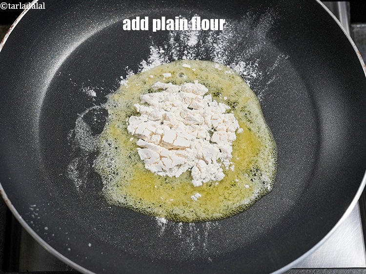 स्टेप 10 – २ टी-स्पून&nbsp;<a href=""https://www.tarladalal.com/glossary-plain-flour-maida-hindi-188i"">मैदा</a>&nbsp;डालें।
