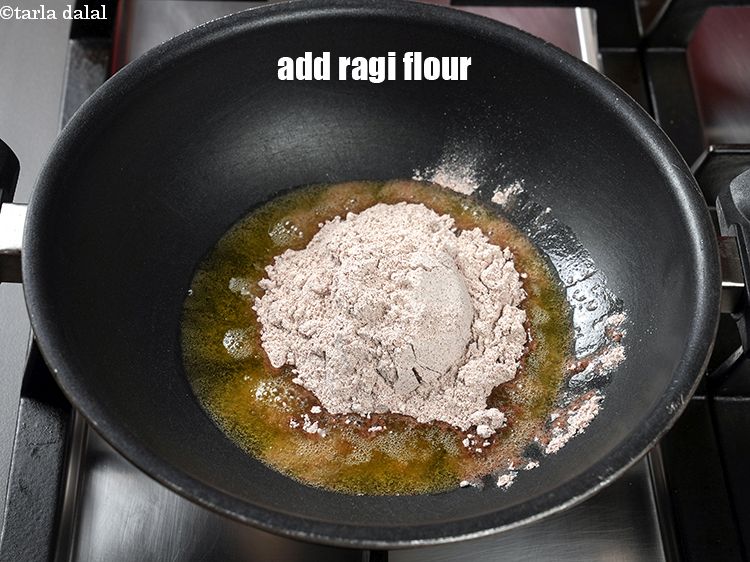 स्टेप 4 – <p>१/२ कप&nbsp;<a href="">नाचनी का आटा</a>&nbsp;डालें ।</p>