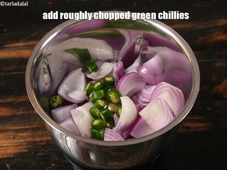 स्टेप 3 – मोटी कटी हुई हरी मिर्च डालें।