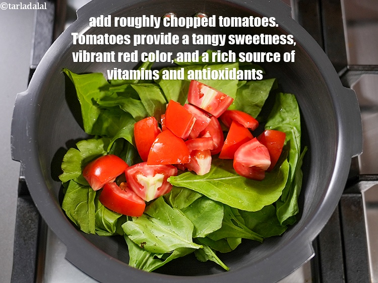 स्टेप 4 – १ कप&nbsp;मोटे&nbsp;<a href=""https://www.tarladalal.com/glossary-chopped-tomatoes-hindi-779i"">कटे टमाटर</a>&nbsp;डालें । टमाटर तीखी मिठास, जीवंत लाल …