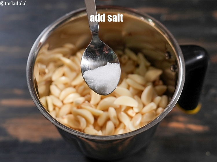 स्टेप 4 – १/४ टी-स्पून&nbsp;<a href=""https://www.tarladalal.com/glossary-salt-namak-table-salt-hindi-418i"">नमक</a>&nbsp;डालें।