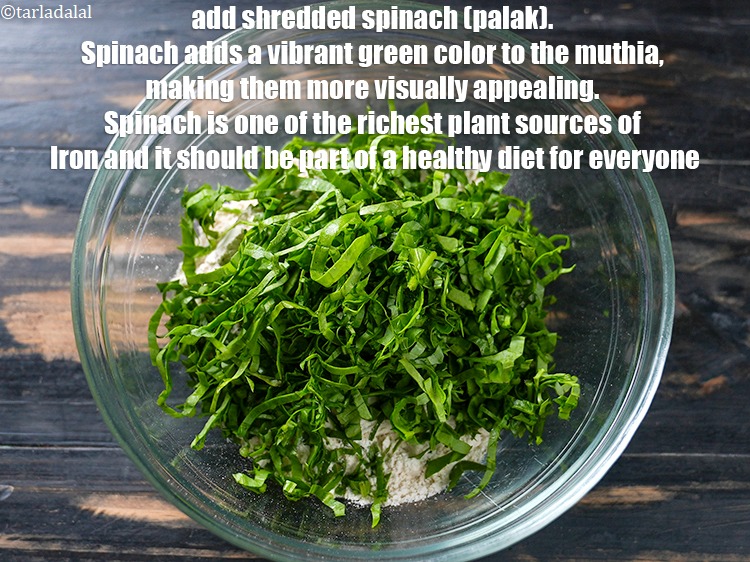 स्टेप 31 – १ कप&nbsp;<a href=""https://www.tarladalal.com/glossary-shredded-spinach-hindi-777i"">कटा हुआ पालक</a>&nbsp;डालें ।&nbsp;पालक मुठिया में एक जीवंत …