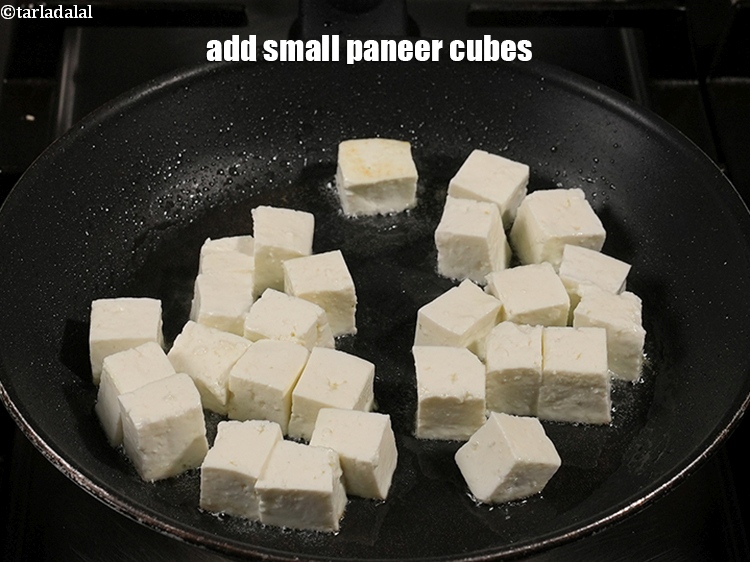 स्टेप 4 – २ कप&nbsp;छोटे&nbsp;<a href=""https://www.tarladalal.com/glossary-paneer-cubes-cottage-cheese-cubes-hindi-1002i"">पनीर के टुकड़े</a>&nbsp;डालें।