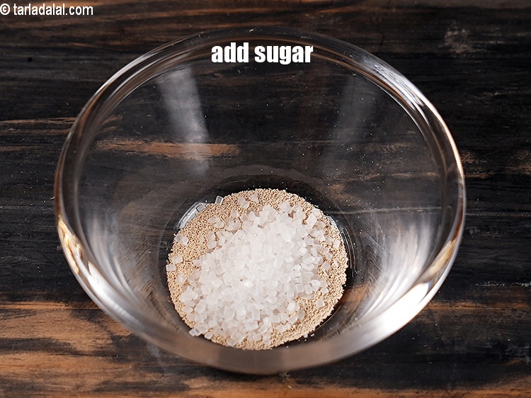 स्टेप 4 – १ टी-स्पून&nbsp;<a href=""https://www.tarladalal.com/glossary-sugar-chini-shakkar-hindi-278i"">शक्कर</a>&nbsp;डालें।&nbsp;&nbsp;