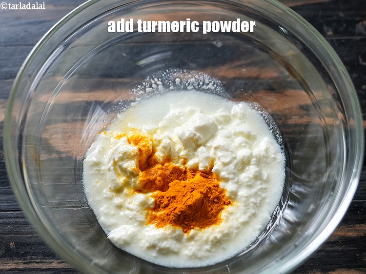 स्टेप 4 – १/२ टी-स्पून&nbsp;<a href=""https://www.tarladalal.com/glossary-turmeric-powder-haldi-hindi-645i"" target=""_blank"">हल्दी पाउडर</a>&nbsp;डालें।