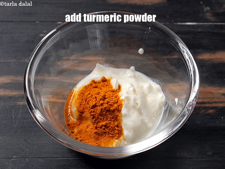 Step 4 – Add &frac14; tsp turmeric powder.