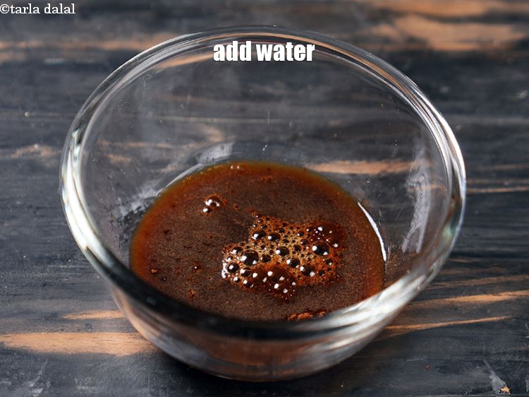 स्टेप 4 – 1/4 कप पानी डालें।