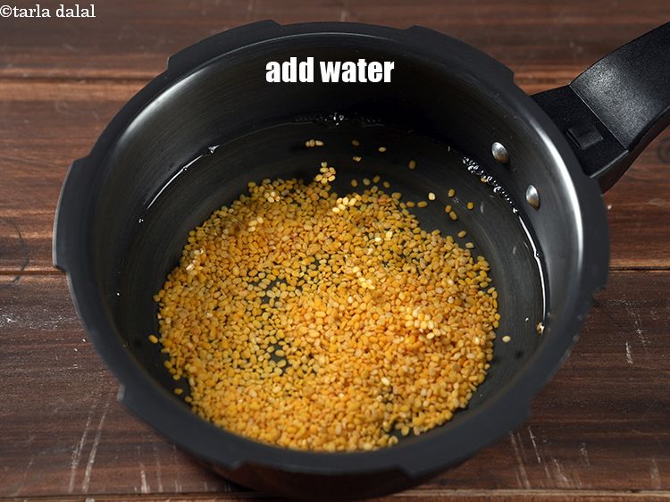 स्टेप 9 – 1 1/2 कप पानी डालें।