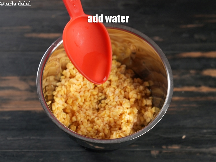 स्टेप 8 – 2 बड़े चम्मच पानी डालें।