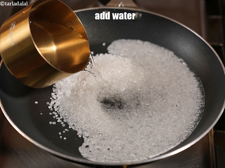 स्टेप 4 – ३/४ कप&nbsp;<a href=""https://www.tarladalal.com/glossary-water-pani-hindi-647i"">पानी</a>&nbsp;डालें.