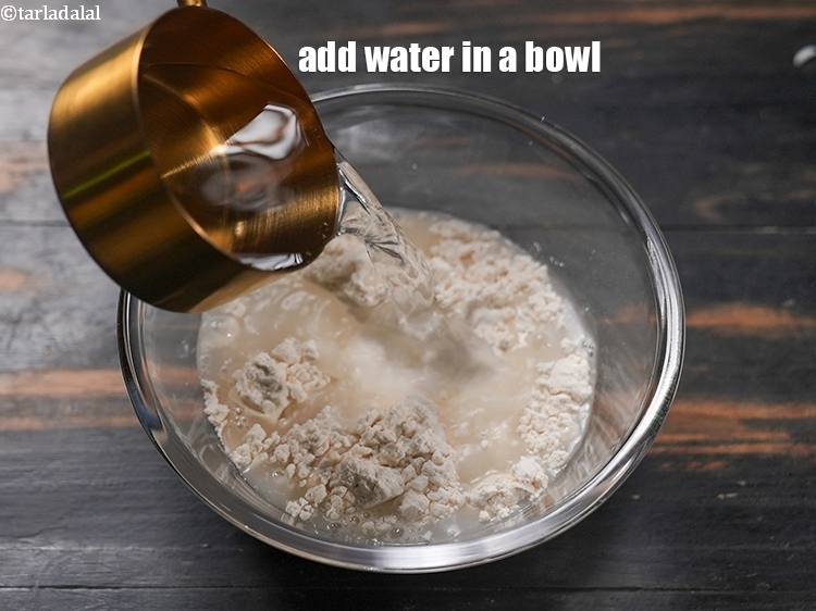 स्टेप 4 – कटोरे में 1/2 कप पानी डालें।