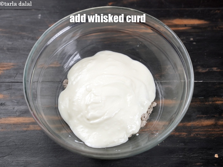 स्टेप 4 – १/२ कप&nbsp;<a href=""https://www.tarladalal.com/glossary-whisked-curds-hindi-2096i"">फेंटा हुआ दही</a>&nbsp;डालें।