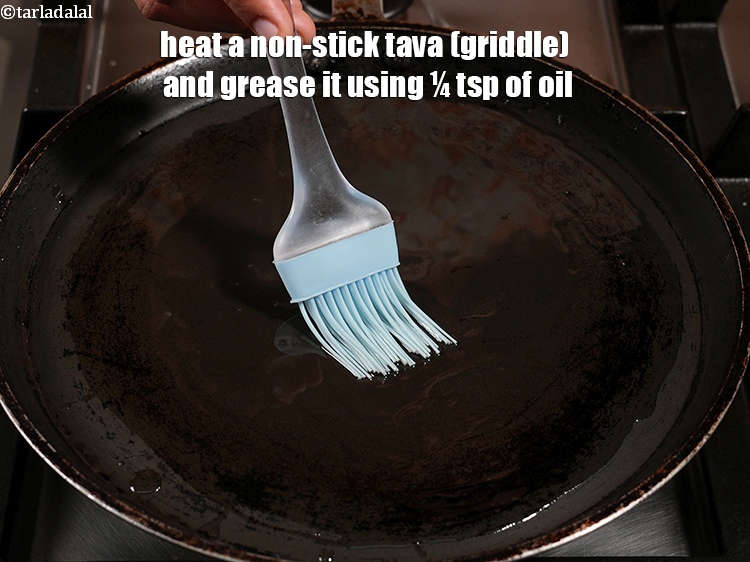स्टेप 20 – एक नॉन-स्टिक तवा गरम करें और १/४ टीस्पून तेल का …