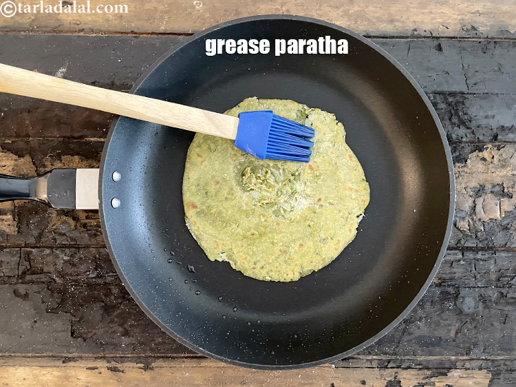 स्टेप 44 – पराठे के ऊपर तेल से थोड़ा ग्रीस कर लें।