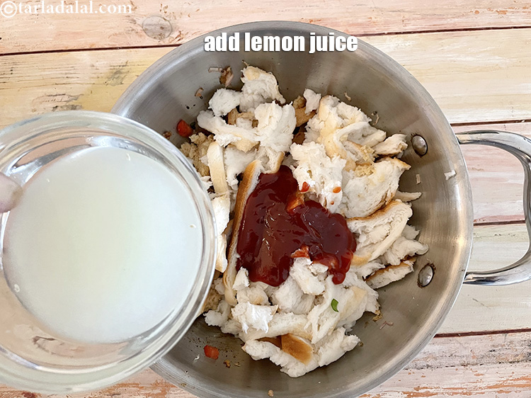 स्टेप 22 – १/२ टेबल स्पून <a href=""https://www.tarladalal.com/glossary-lemon-juice-numbi-ka-ras-nimbu-ka-juice-hindi-471i"">नींबू का रस</a> डालें।