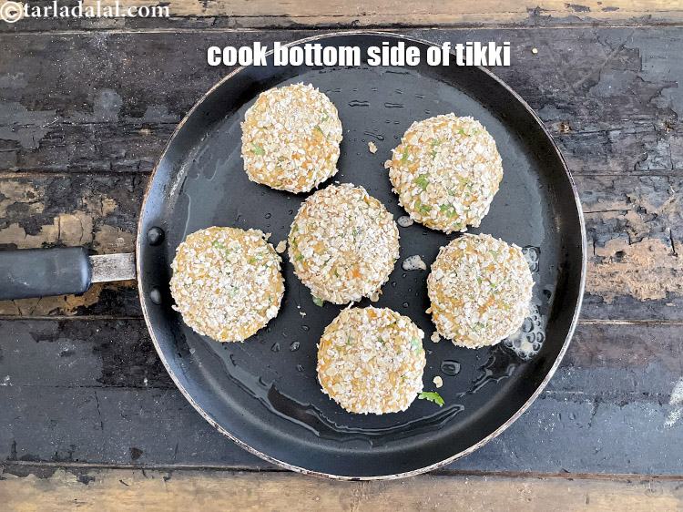 स्टेप 13 – धीमी से मध्यम आंच पर पकाना पसंद करें ताकि टिक्कियां …