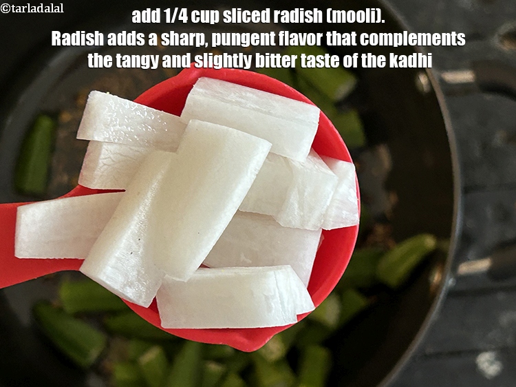 स्टेप 39 – १/४ कप&nbsp;<a href=""https://www.tarladalal.com/glossary-sliced-radish-hindi-756i"">स्लाईस्ड मूली</a>&nbsp;डालें। मूली कढ़ी में तीखा स्वाद जोड़ती …