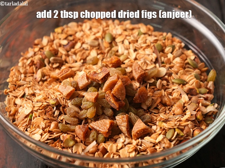 स्टेप 24 – २ टेबल-स्पून&nbsp;<a href=""https://www.tarladalal.com/glossary-chopped-dried-figs-hindi-2428i"">कटे हुए सूखे अंजीर</a>&nbsp;डालें।