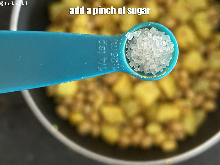 स्टेप 22 – एक चुटकी&nbsp;<a href=""https://www.tarladalal.com/glossary-sugar-chini-shakkar-hindi-278i"">शक्कर</a>&nbsp;डालें।