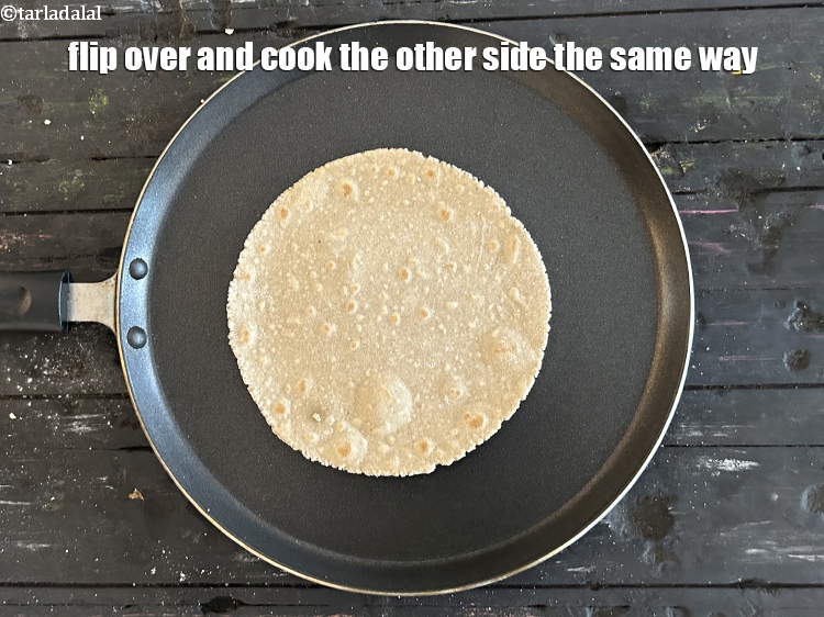 स्टेप 25 – पलटें और दूसरी तरफ भी इसी तरह पकाएं।