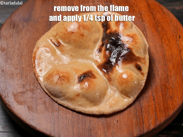 स्टेप 22 – आंच से उतार लें और 1/4 टी-स्पून मक्खन लगाएं।