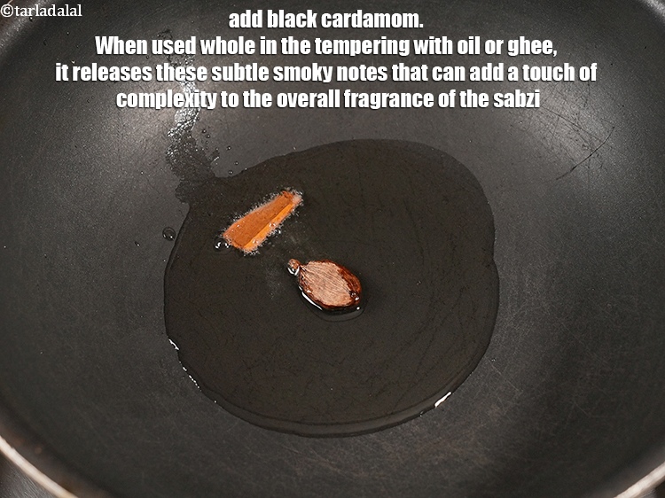 स्टेप 22 – १&nbsp;<a href=""https://www.tarladalal.com/glossary-black-cardamom-badi-elaichi-moti-elaichi-hindi-263i"">काली इलायची</a>&nbsp;डालें&nbsp;। जब इसे तेल या घी के साथ …