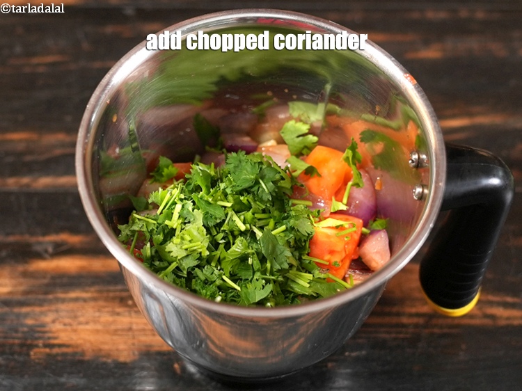 स्टेप 22 – १/४ कप&nbsp;<a href="https://www.tarladalal.com/glossary-chopped-coriander-hindi-783i">कटा हुआ हरा धनिया</a> डालें।