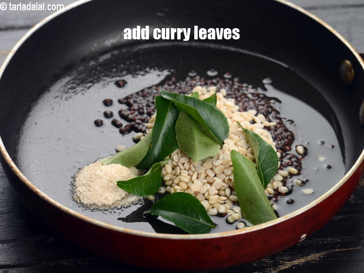 स्टेप 22 – ८ से १०&nbsp;<a href=""https://www.tarladalal.com/glossary-curry-leaves-kadi-patta-kadipatta-hindi-388i"">करी पत्ते</a>&nbsp;<span style=""font-size:11pt""><span style=""font-family:Calibri,sans-serif""><span style=""background-color:white""><span style=""font-family:&quot;Nirmala UI&quot;,sans-serif""><span …