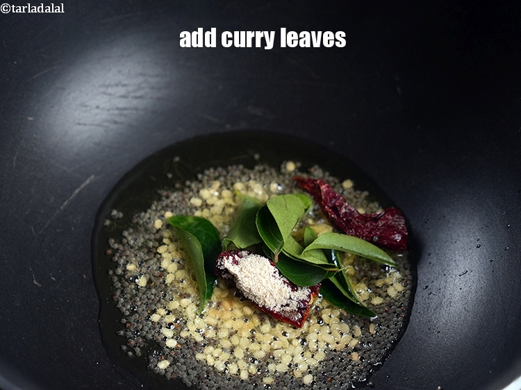 स्टेप 22 – ७ से ८&nbsp;<a href=""https://www.tarladalal.com/glossary-curry-leaves-kadi-patta-kadipatta-hindi-388i"">कड़ी पत्ता</a>&nbsp;डालें&nbsp;।