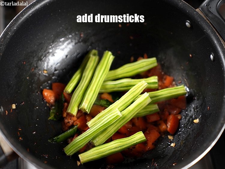 स्टेप 22 – १ कप&nbsp;<a href=""https://www.tarladalal.com/glossary-drumstick-saijan-ki-phalli-hindi-395i"">सहजन की फल्ली</a>&nbsp;, 50 मिमी के टुकड़ों में …