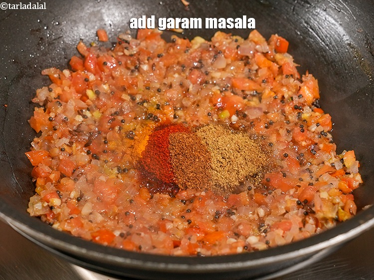 स्टेप 22 – १/४ टी-स्पून&nbsp;<a href=""https://www.tarladalal.com/glossary-garam-masala-hindi-296i"">गरम मसाला</a>&nbsp;डालें।&nbsp;&nbsp;