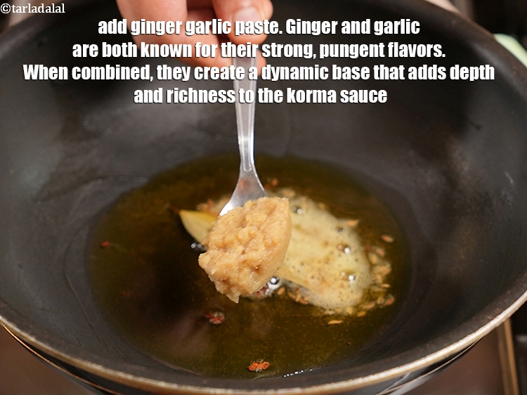 स्टेप 22 – १ टेबल-स्पून&nbsp;<a href=""https://www.tarladalal.com/glossary-ginger-garlic-paste-adrak-lehsun-ki-pate-adrak-lahsun-ki-paste-hindi-939i"">अदरक-लहसुन का पेस्ट</a>&nbsp;डालें&nbsp;। अदरक और लहसुन दोनों ही …