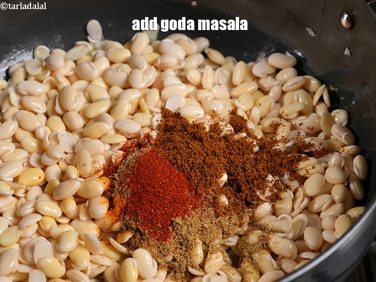 स्टेप 38 – १ टी-स्पून&nbsp;<a href=""https://www.tarladalal.com/glossary-goda-masala-hindi-1091i"">गोडा मसाला</a>&nbsp;डालें।