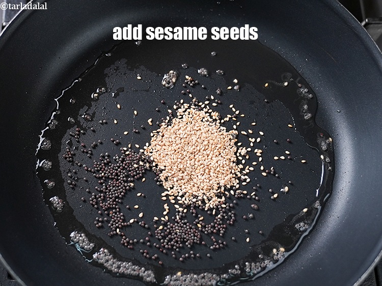 स्टेप 22 – १/२ टेबल-स्पून&nbsp;<a href=""https://www.tarladalal.com/glossary-sesame-seeds-til-gingelly-seeds-hindi-612i"">तिल</a>&nbsp;डालें ।&nbsp;