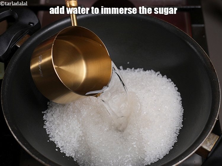 स्टेप 22 – चीनी को डुबाने के लिए 1 कप पानी डालें।
