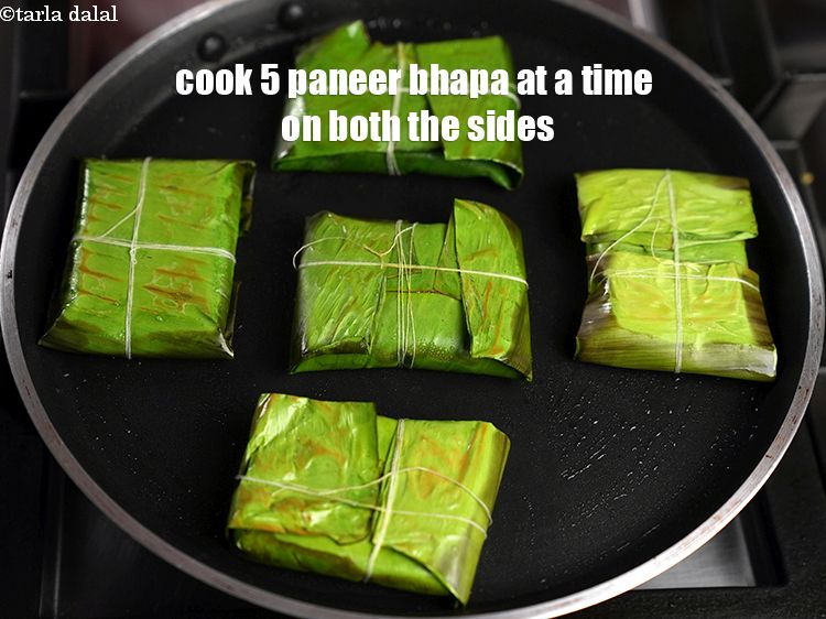 स्टेप 22 – पनीर भापा को केले के पत्तों से निकालें और गरमागरम …