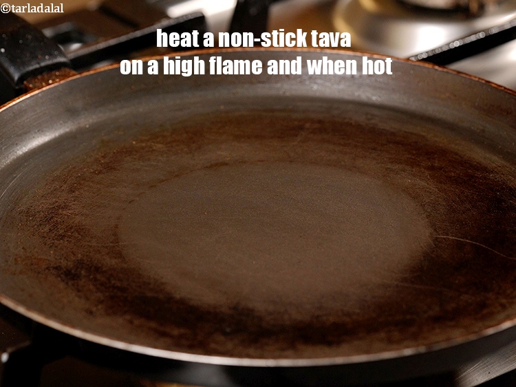 स्टेप 22 – एक नॉन-स्टिक तवा तेज़ आंच पर गर्म करें और जब …
