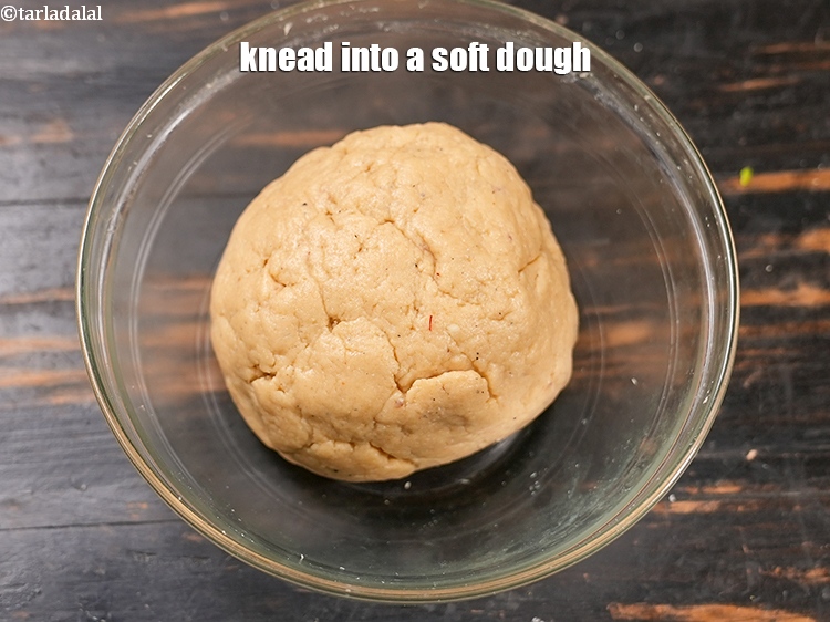 स्टेप 22 – नरम आटा गूंथ लें।&nbsp;