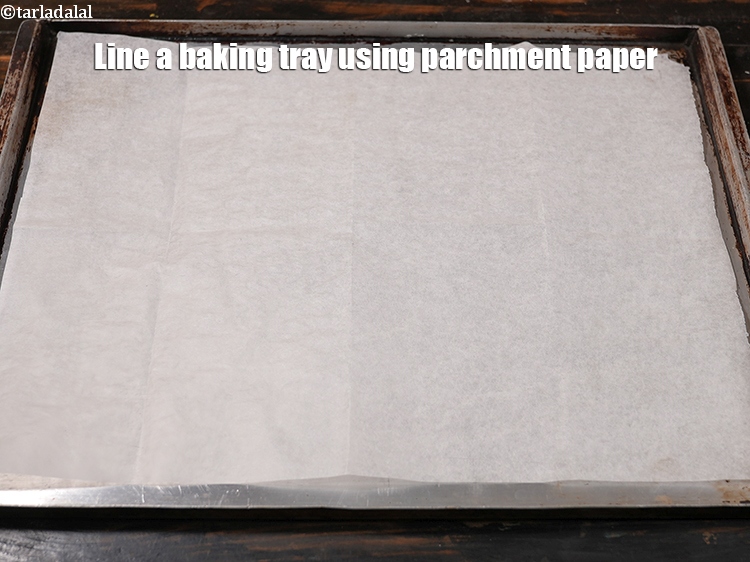 स्टेप 22 – एक बेकिंग ट्रे पर चर्मपत्र कागज़ बिछाएं।