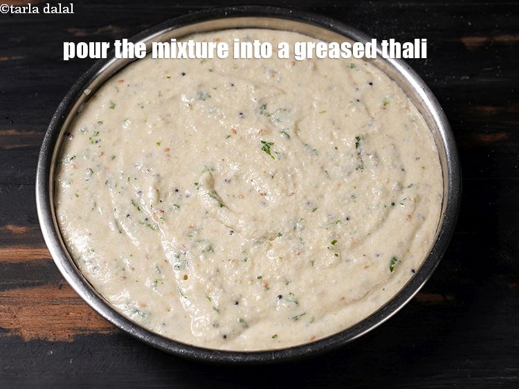 स्टेप 22 – मिश्रण को 175 मिमी (7&rdquo;) व्यास की चिकनाई लगी थाली …