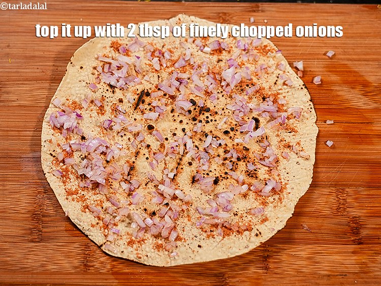 स्टेप 23 – 2 टेबल-स्पून&nbsp;बारीक&nbsp;<a href=""https://www.tarladalal.com/glossary-chopped-onions-hindi-722i"">कटा हुआ प्याज</a>&nbsp;डालें।&nbsp;