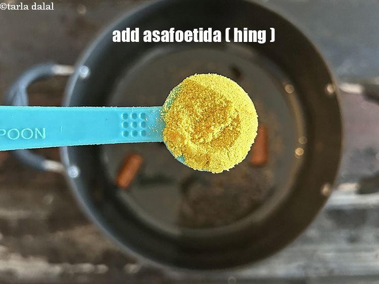 स्टेप 22 – १/२ टी-स्पून&nbsp;<a href=""https://www.tarladalal.com/glossary-asafoetida-hing-hindi-113i"">हींग</a>&nbsp;<span style=""font-size:11pt""><span style=""font-family:Calibri,sans-serif""><span style=""background-color:white""><span style=""font-family:&quot;Nirmala UI&quot;,sans-serif""><span style=""color:black"">डालें।</span></span></span></span></span>