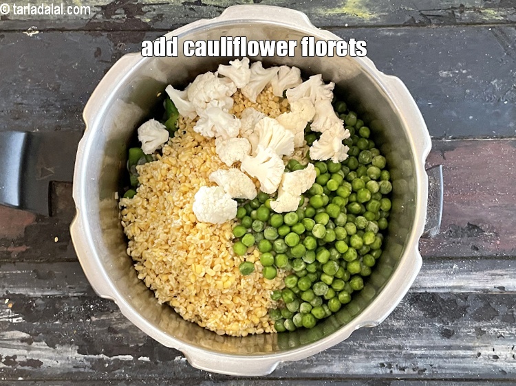 स्टेप 22 – ३/४ कप&nbsp;<a href=""https://www.tarladalal.com/-0r"">फूलगोभी के फूल</a>&nbsp;<span style=""font-size:11.0pt""><span style=""background-color:white""><span style=""font-family:&quot;Nirmala UI&quot;,sans-serif""><span style=""color:black"">डालें।</span></span></span></span>