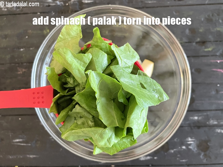 स्टेप 22 – १ कप&nbsp;<a href=""https://www.tarladalal.com/glossary-spinach-palak-hindi-255i"">पालक</a>&nbsp;, टुकड़ों में कटा हुआ डालें।