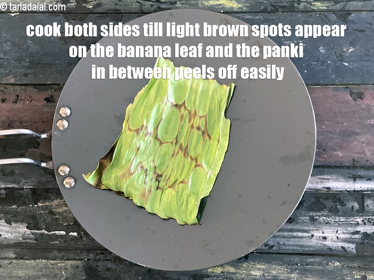 स्टेप 27 – पानकी को दोनों तरफ से केले के पत्ते पर हल्की …