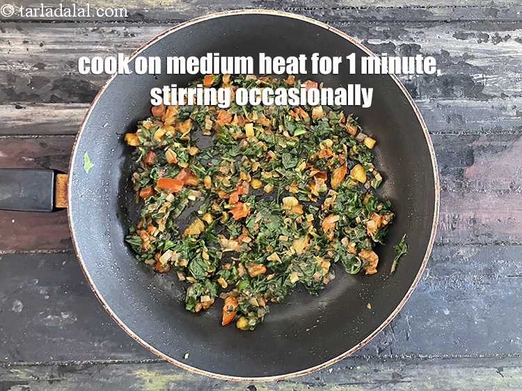 स्टेप 28 – बीच-बीच में हिलाते हुए मध्यम आंच पर 1 मिनट तक …