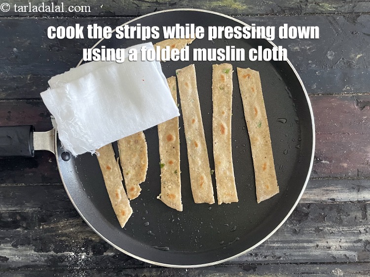 Step 26 – Cook the strips while pressing them using folded muslin cloth.