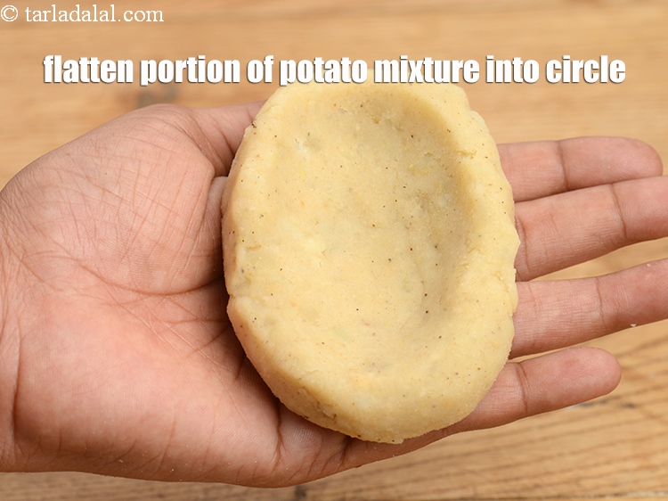 स्टेप 24 – आलू के मिश्रण के एक भाग को 75 मि.मी. (3&quot;) …