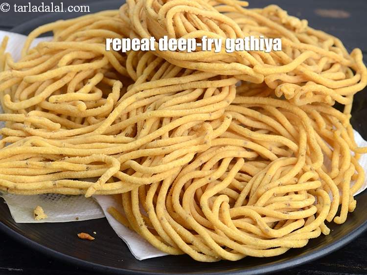 Step 23 – Repeat step 6 to 8 to deep-fry the remaining gathiya in 3 more batches.